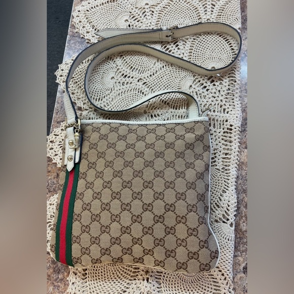 Gucci Handbags - Gucci Sherry Line crossbody with Horsebit chain print interior.